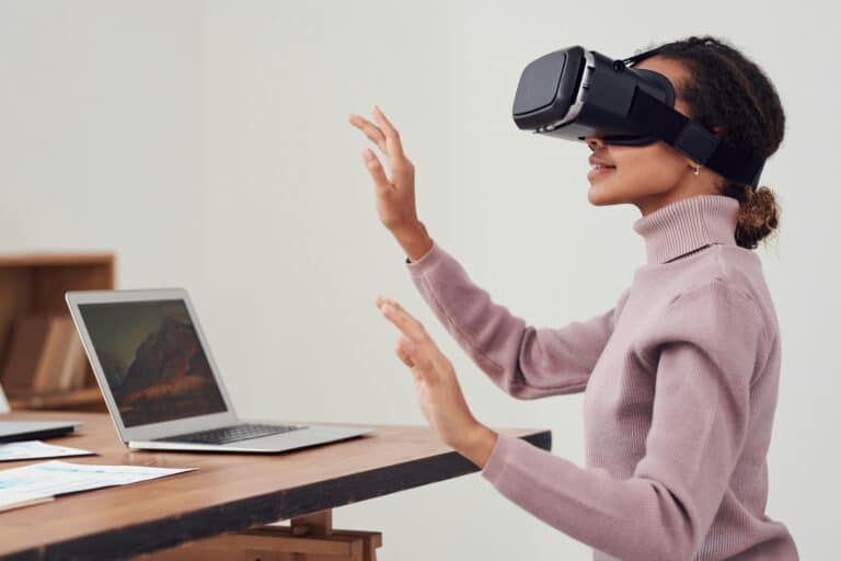 สำรวจเทคโนโลยี AR และ VR กับการประยุกต์ใช้ในชีวิตจริง